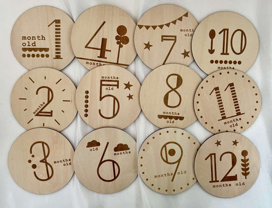 Adorable baby wooden milestone discs with unique designs. Perfect photo props to capture and cherish your baby's growth milestones.